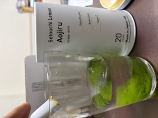 瀬戸内レモン青汁を100ccの水に入れている途中画像