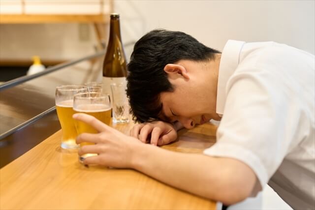 過度な飲酒で酔っている男性のイメージ画像