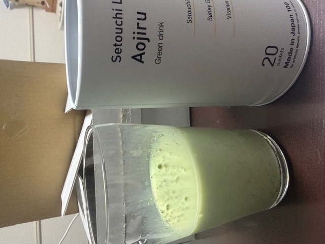 瀬戸内レモン青汁牛乳に入れて混ぜた画像