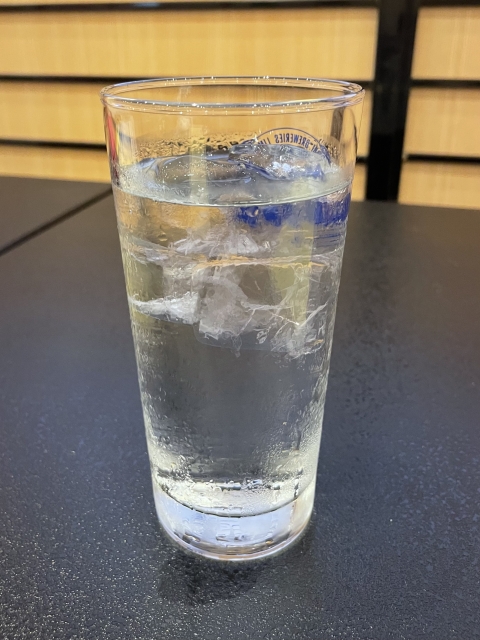 コップに水が入っているイメージ画