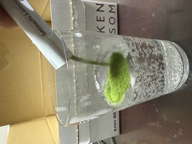 瀬戸内レモン青汁を炭酸水に入れている途中画像