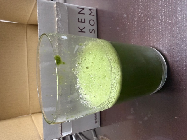 瀬戸内レモン青汁を炭酸水に入れて混ぜた後の画像