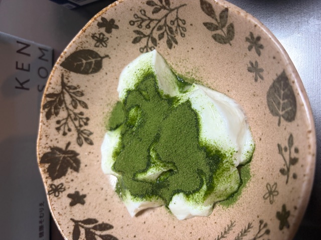 瀬戸内レモン青汁を無糖ヨーグルトに入れてる画像