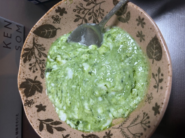 瀬戸内レモン青汁を無糖ヨーグルトに入れ混ぜ合わせた画像